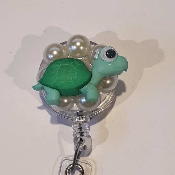 Green Sea Turtle Faux Pearl Retractable Badge Reel ID Holder Nurse Teacher Gift - Picture 3 of 4